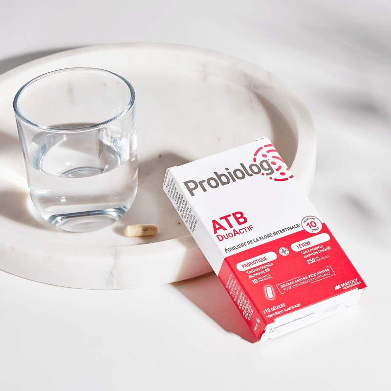 Probiolog ATBDUOACTIF, produit pour la sphère digestive, pendant la prise d'antibiotiques, avec sa gélule et un verre d'eau