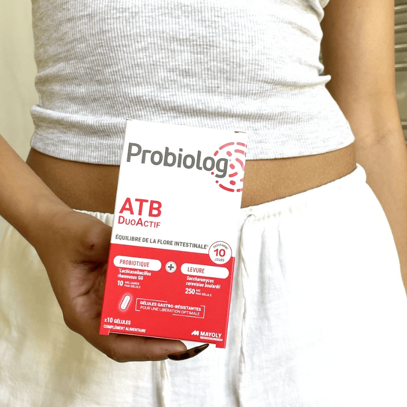 Probiolog ATB DUOACTIF dans la main d'une femme