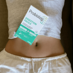 Probiolog DIGESTION FACILE posé sur le ventre d'une femme