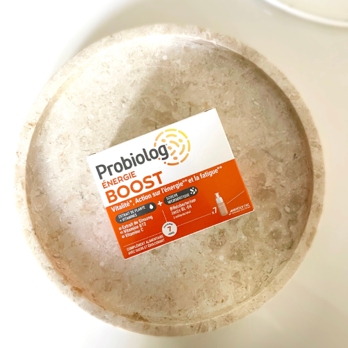 Boite de Probiologe Energie Boost sur une assiette en gres