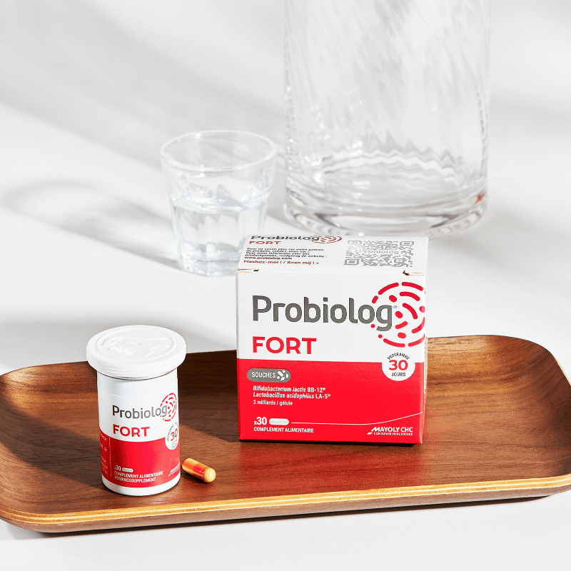 Probiolog FORT sur un plateau avec son pilulier et sa gélule